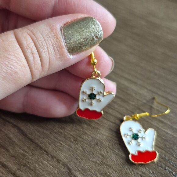 Black Friday Deals ◇ Festive Holiday Mitten Earrings with Snowflake Design - Picture 4 of 6